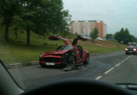 Mercedes-Benz-SLS-AMG-Gullwing-crashes-with-Lada-4-e1276783200413.jpg